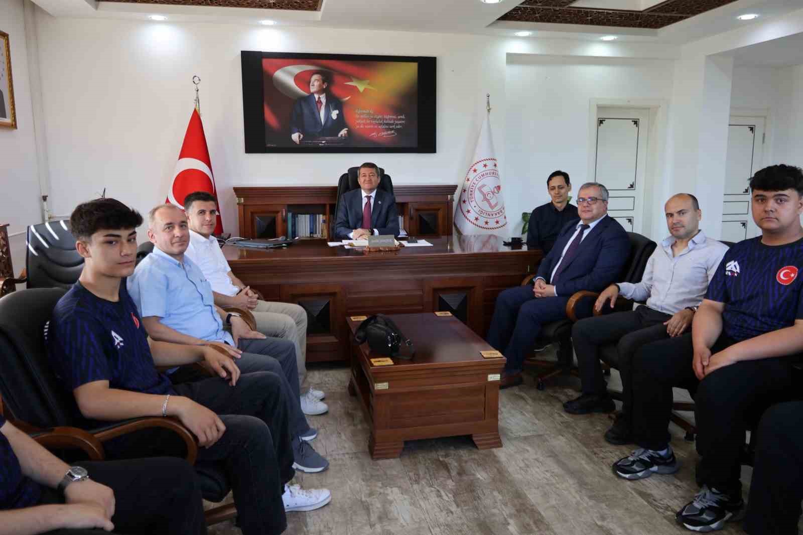 Dünya şampiyonlarına başarı belgeleri verildi