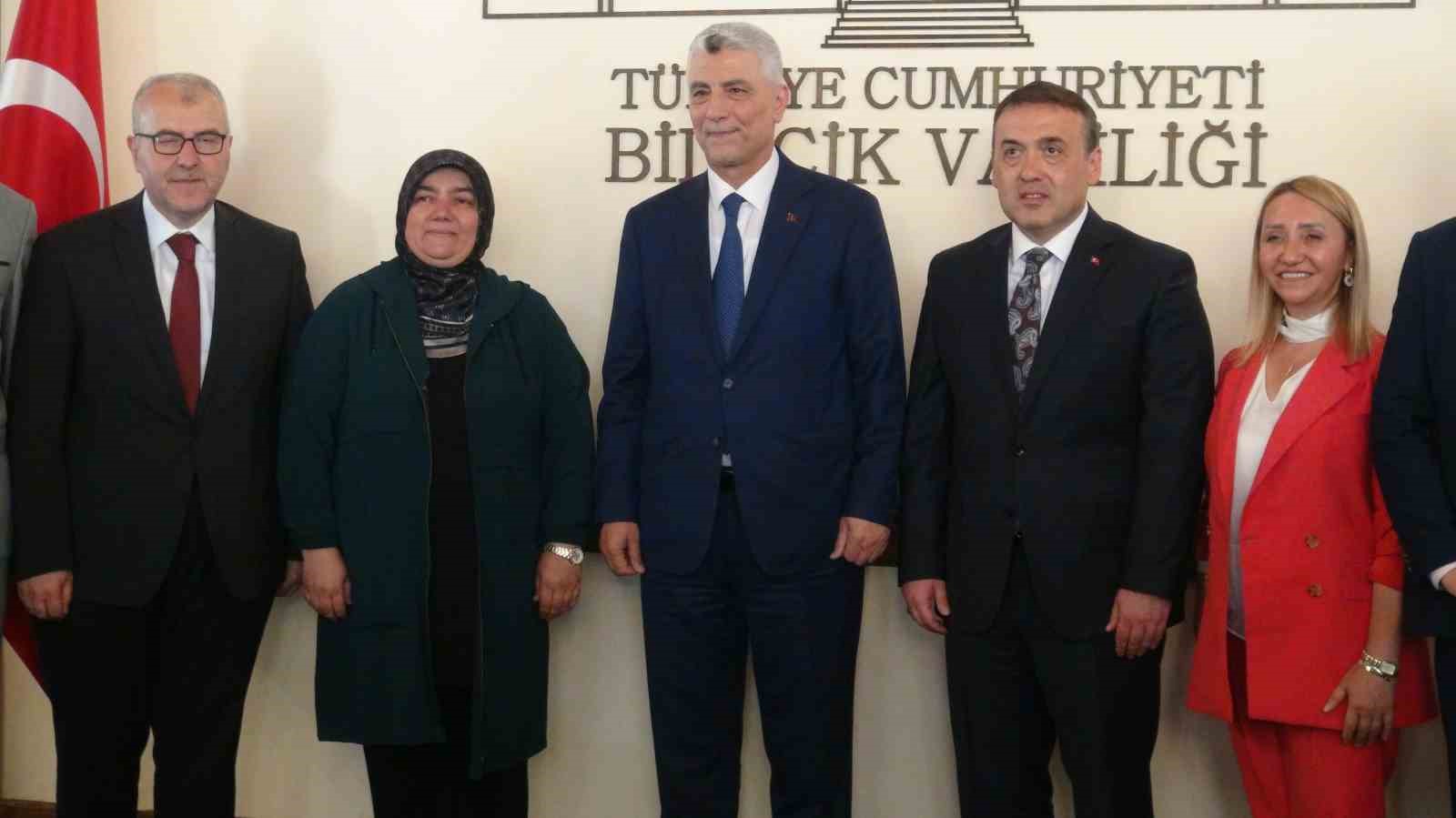 Bakan Bolat, Bilecik Valiliği bahçesinde adını taşıyan çınar fidanını dikerek can suyu verdi