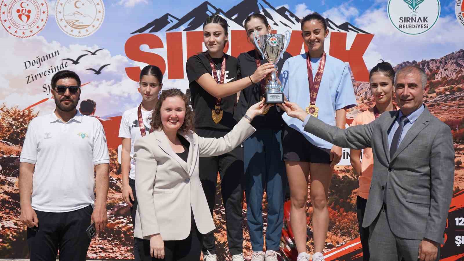 Şırnak&rsquo;ta 30 ilden gelen 120 sporcu Namaz Dağı eteklerinde koştu