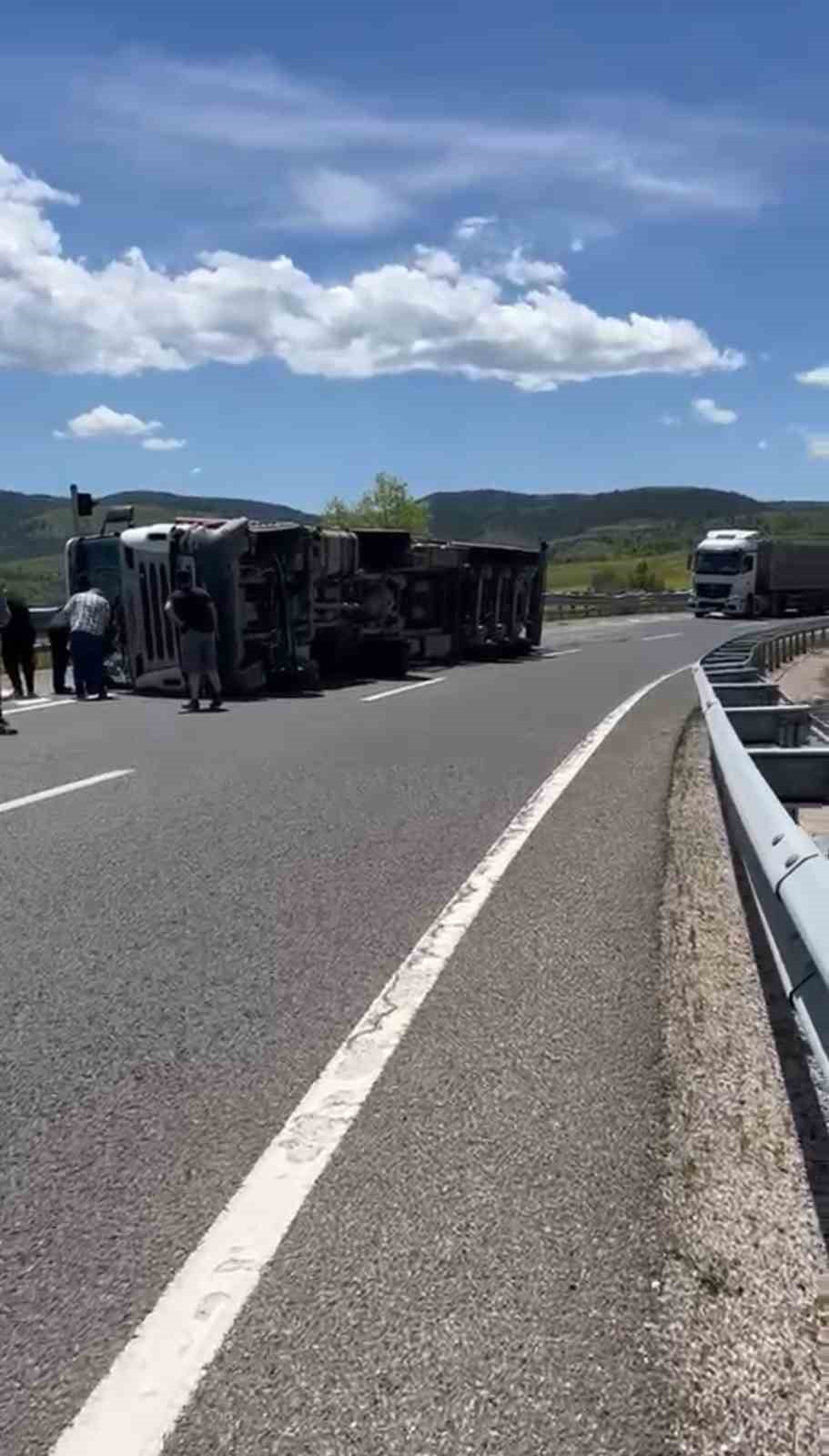 Hurda demiri yüklü tır devrildi: 1 yaralı