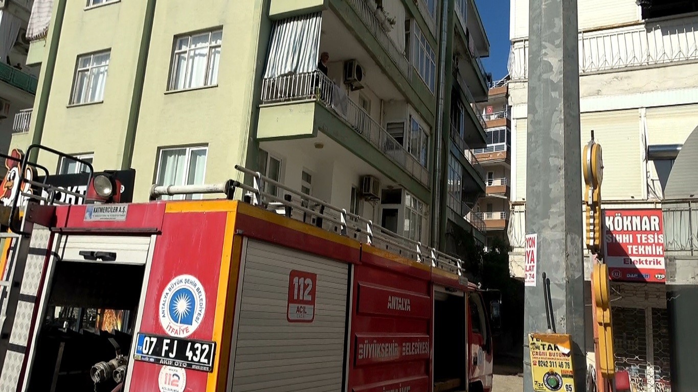 Antalya&rsquo;da evin mutfağında &ccedil;ıkan yangında evde bulunan 3 kişi dumandan etkilendi