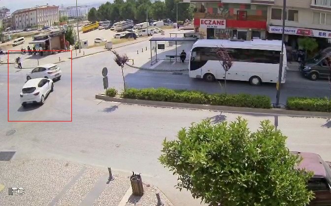 Antalya’da göz göre göre gelen kaza kamerada