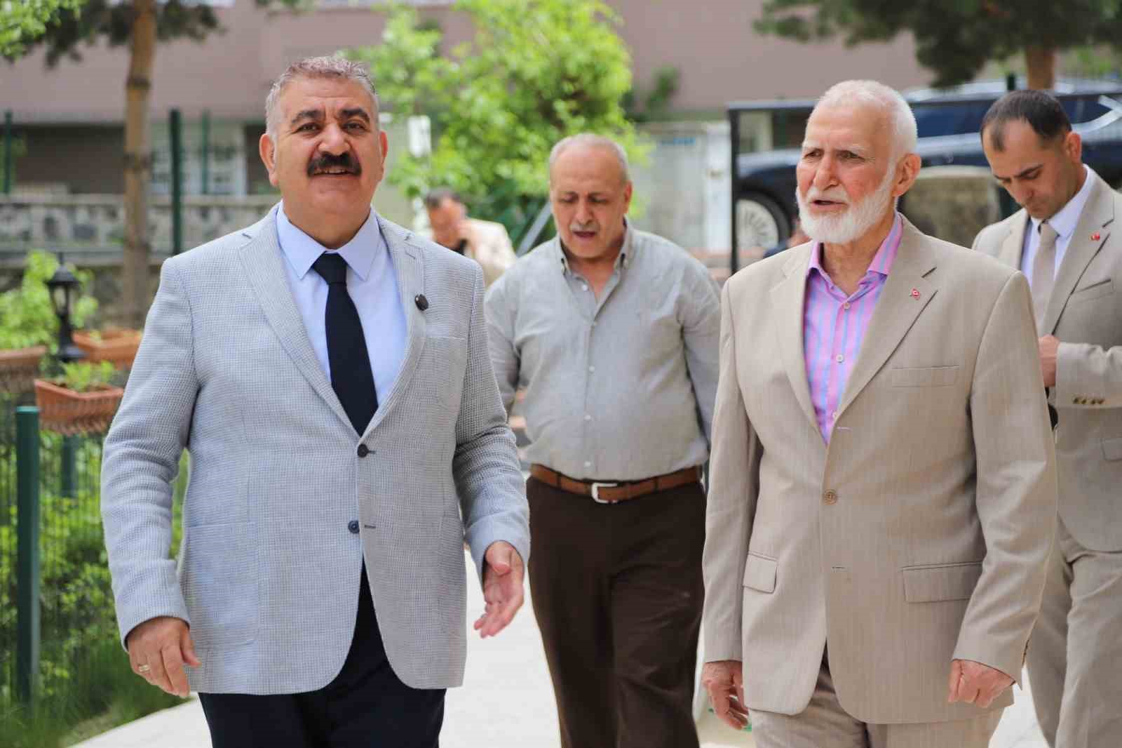 Başkan Sunar’dan çevre duyarlılığına "Örnek Site" plaketi