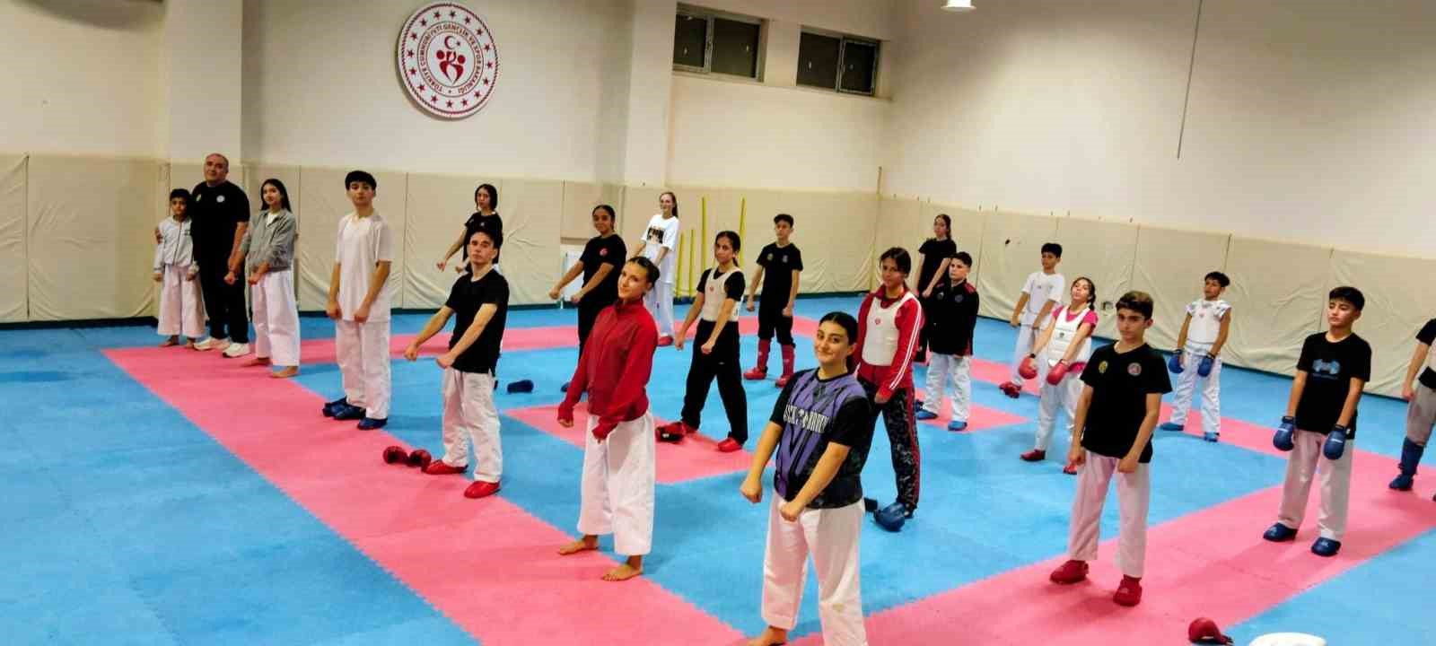 Gen&ccedil; sporcular haftanın 6 g&uuml;n&uuml; karate yapıyor