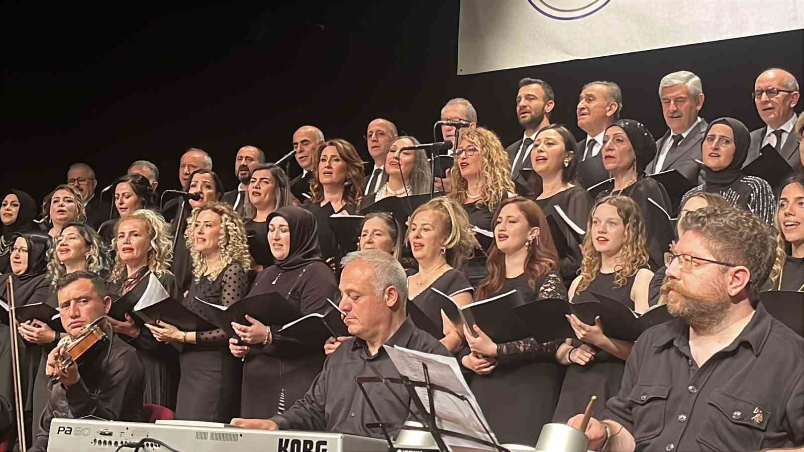 Çorum’da Türk sanat müziği ve Türk halk müziği konseri sanatseverleri mest etti