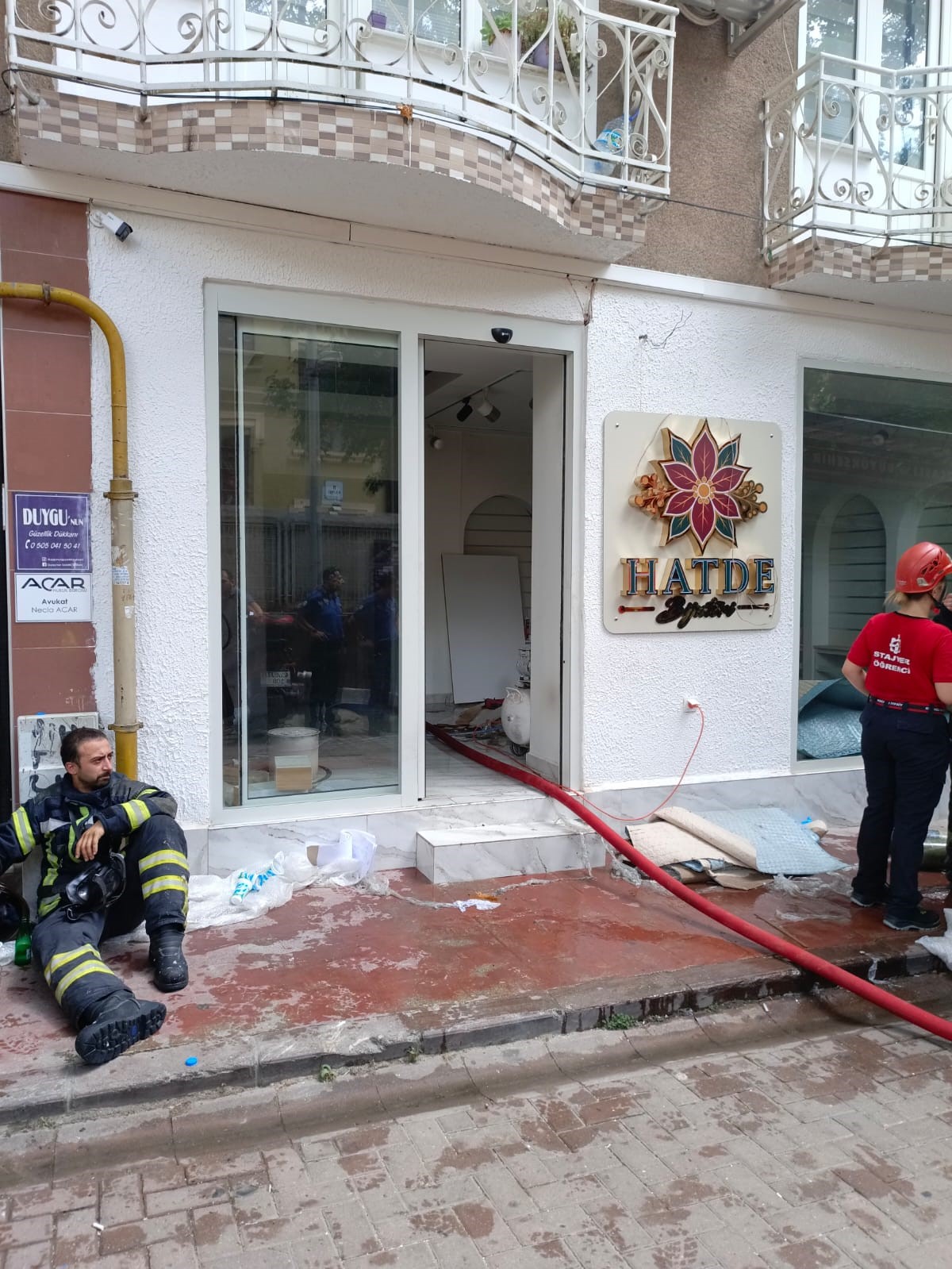 Tadilat sırasında atık malzemeler tutuştu