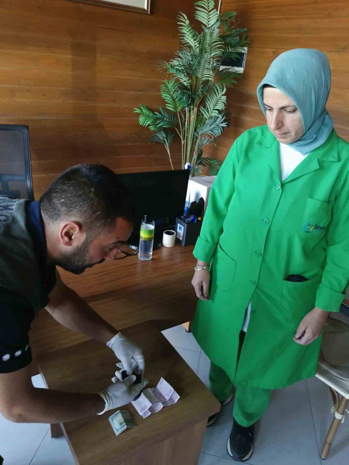 Beykoz Belediyesi personelinden örnek davranış: Plajda bulduğu altın dolu keseyi sahibine teslim etti