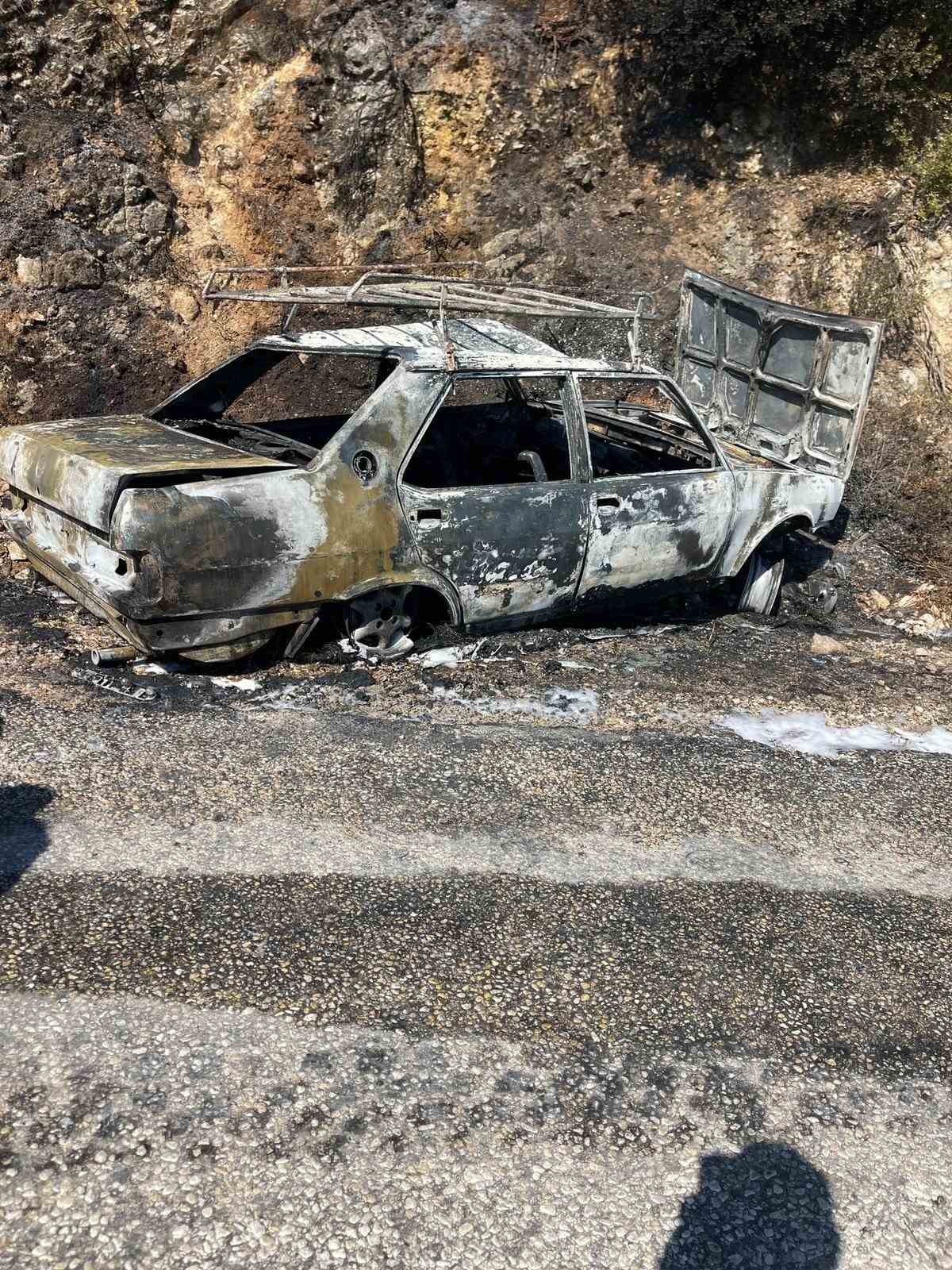 İzmir&rsquo;de otomobil yangını korkuttu