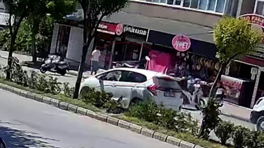Aldığı takdir belgesinin sevinciyle koşarken otomobil &ccedil;arptı