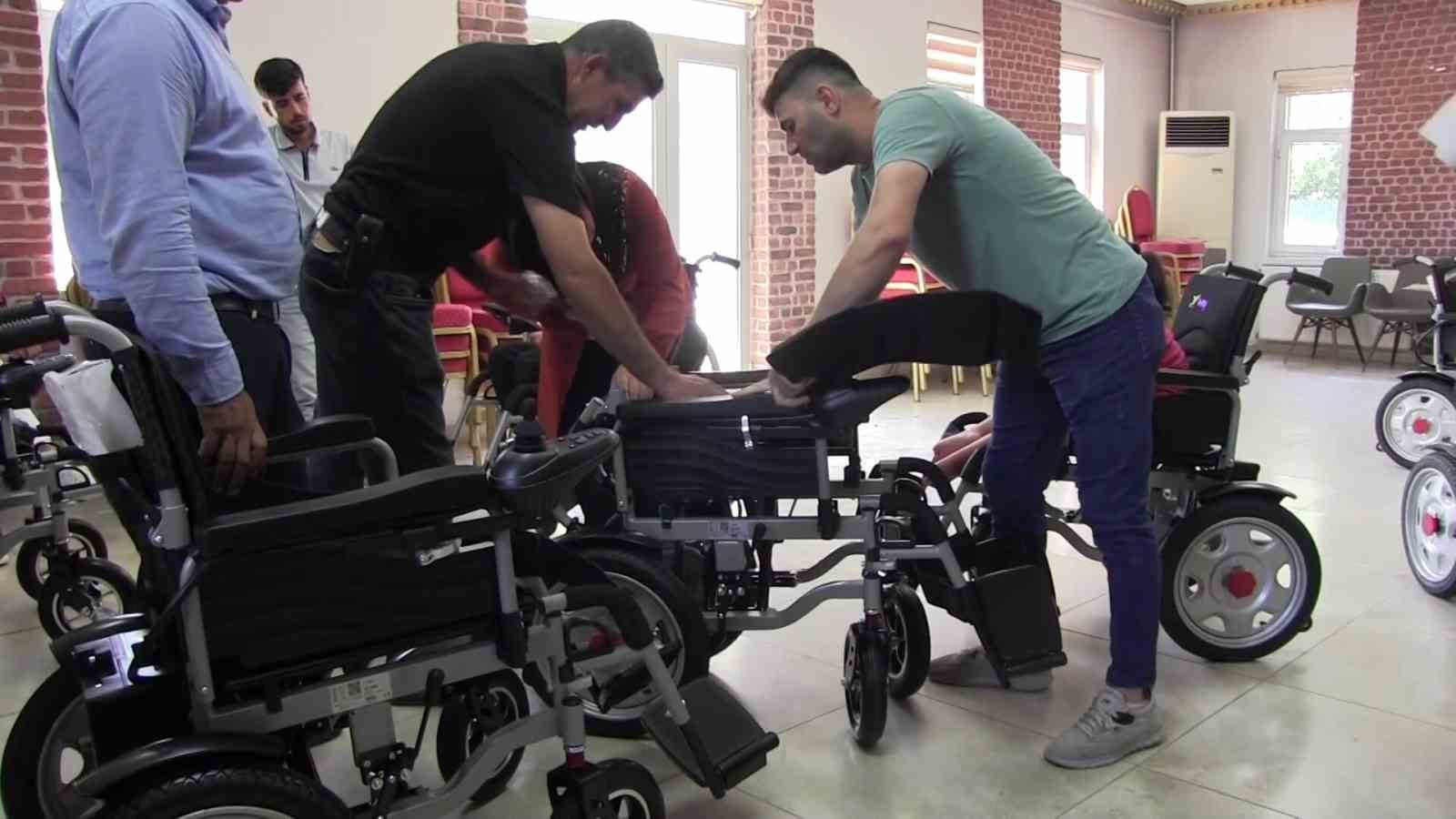 Siirt’te engelli vatandaşlara yeni akülü araç desteği