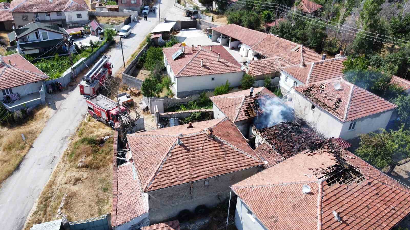 Tandırda çıkan yangın 3 evi küle çeviriyordu