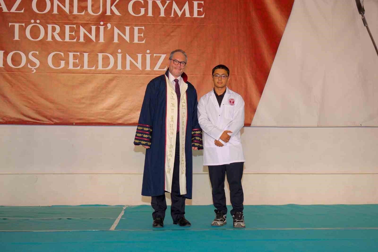 Hitit Üniversitesinde beyaz önlüklerini giyen öğrenciler hekimlik andını okudu