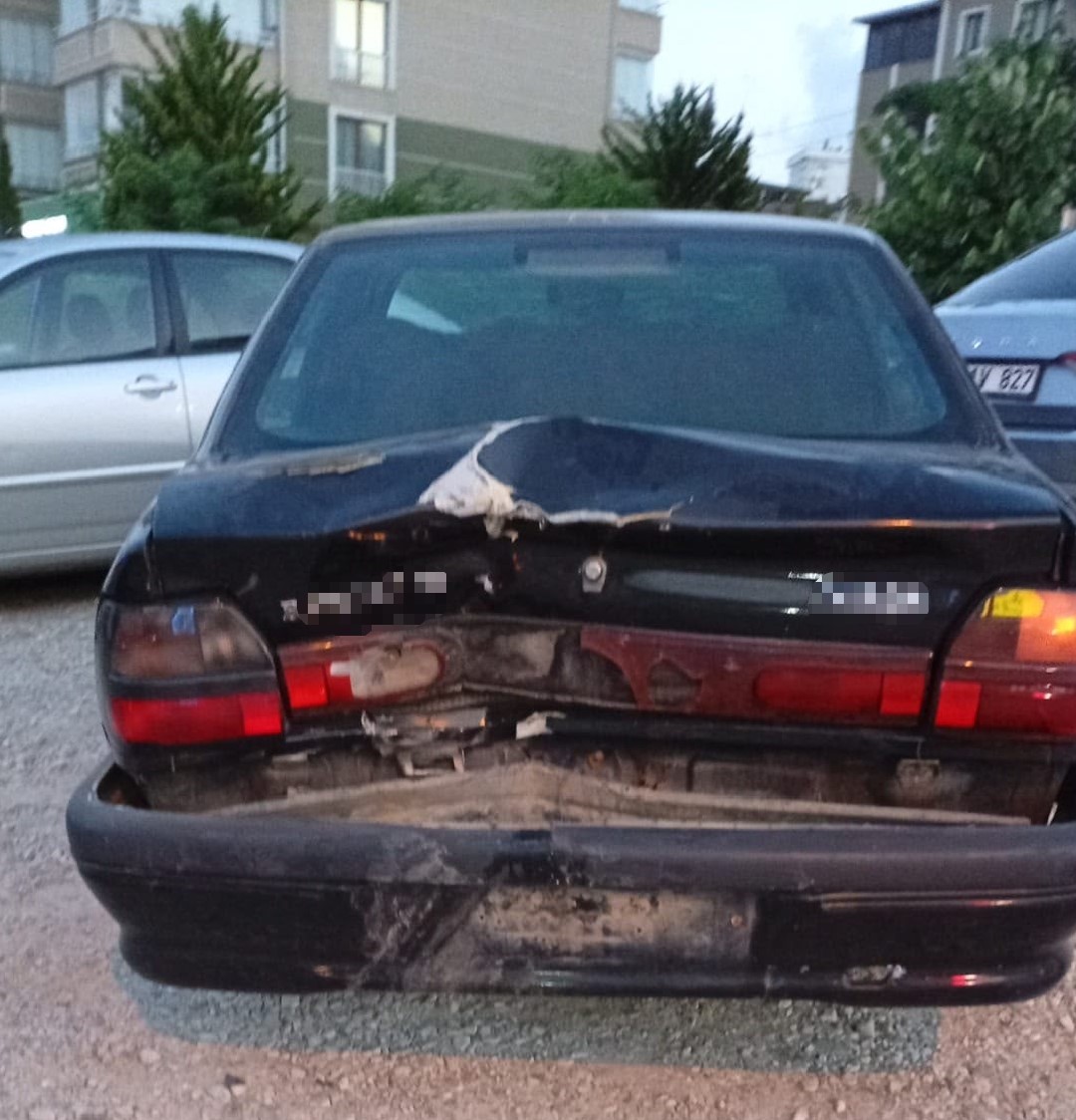 Otomobile arkadan &ccedil;arpan motosiklette 2 kişi yaralandı