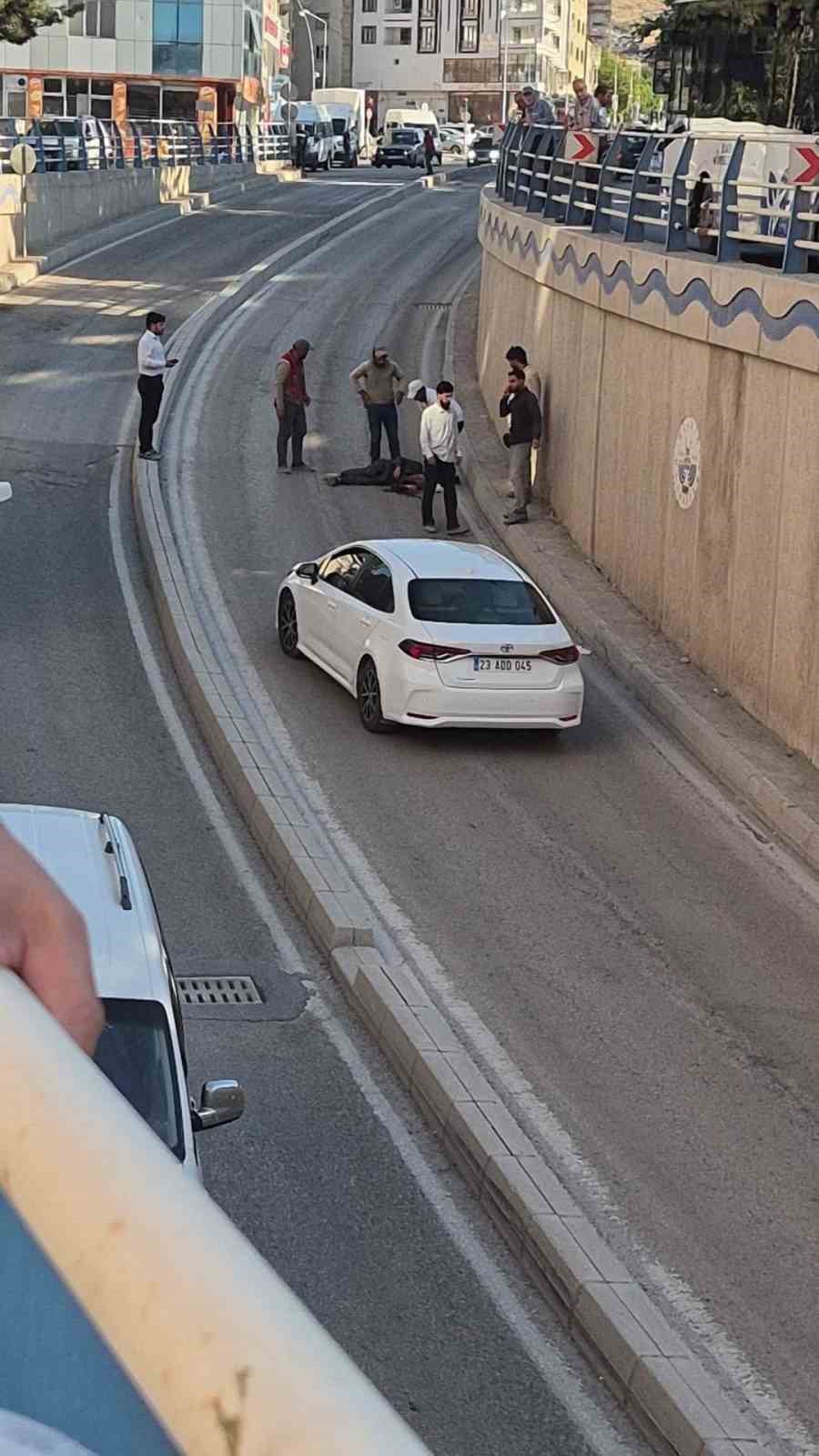 Elazığ’da bir vatandaş, katlı kavşaktan düşerek yaralandı