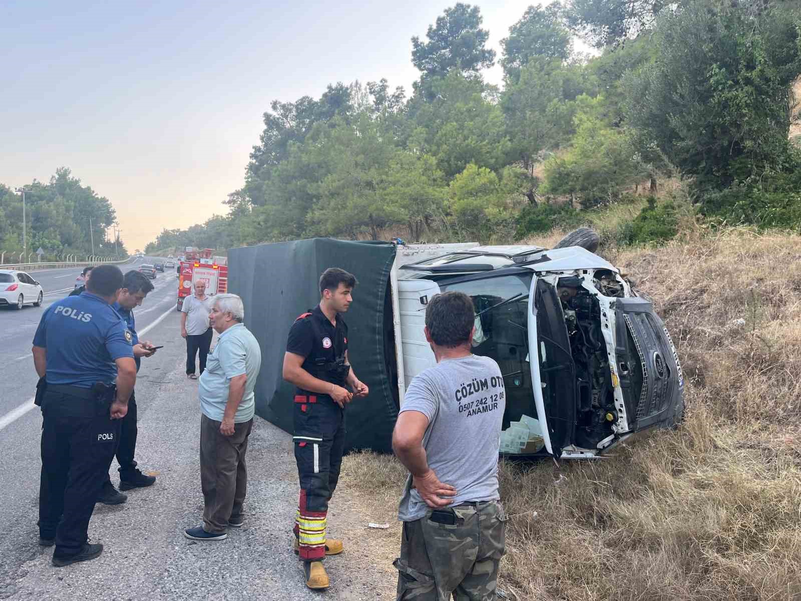 Kamyonet devrildi sürücü yaralı kurtuldu