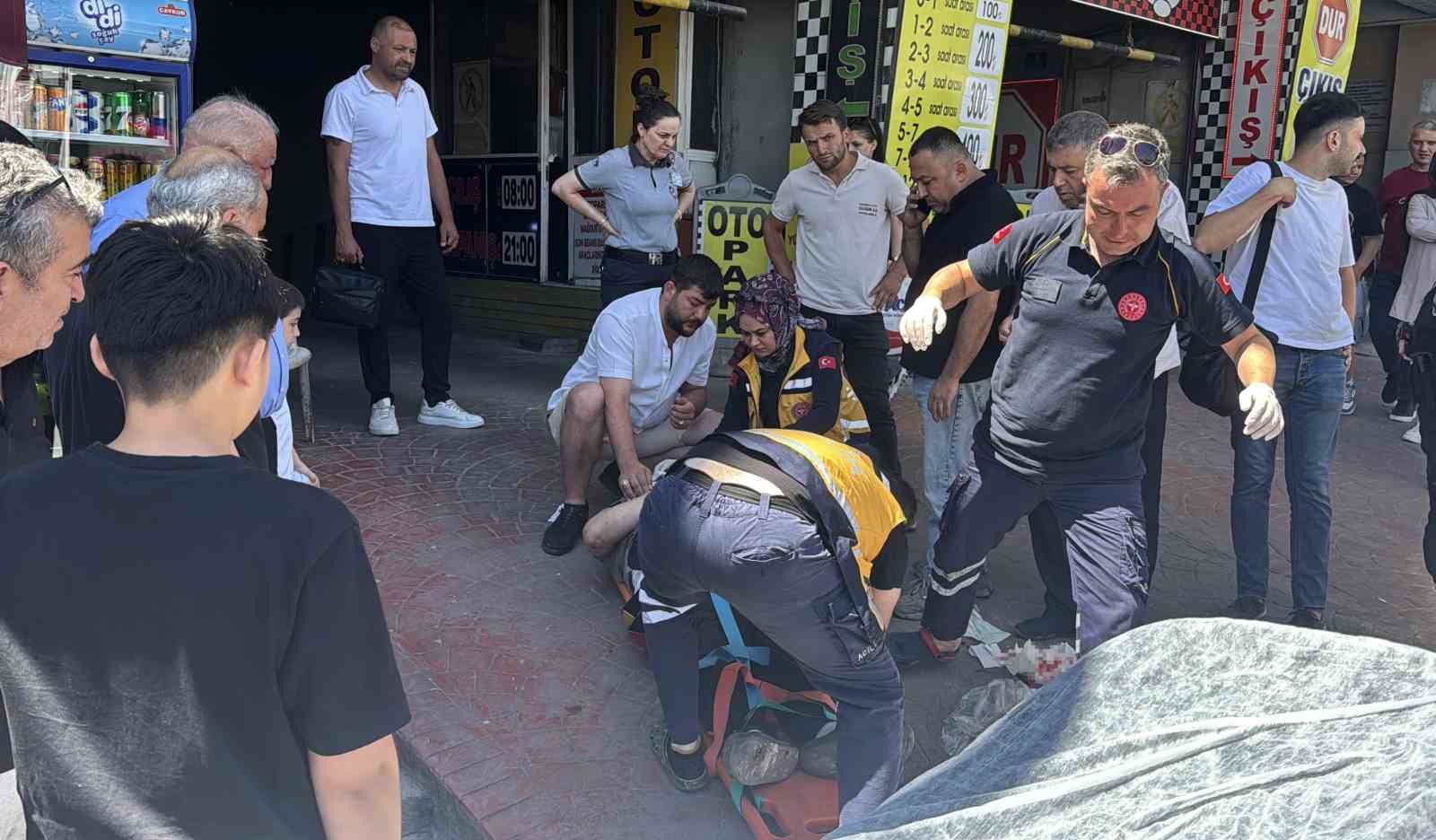 Hafif ticari aracın yayaya çarptığı anlar kamerada