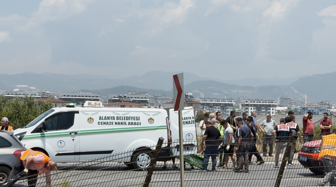 Alanya’da kamyonet ile çarpışan motosikletin genç sürücü hayatını kaybetti