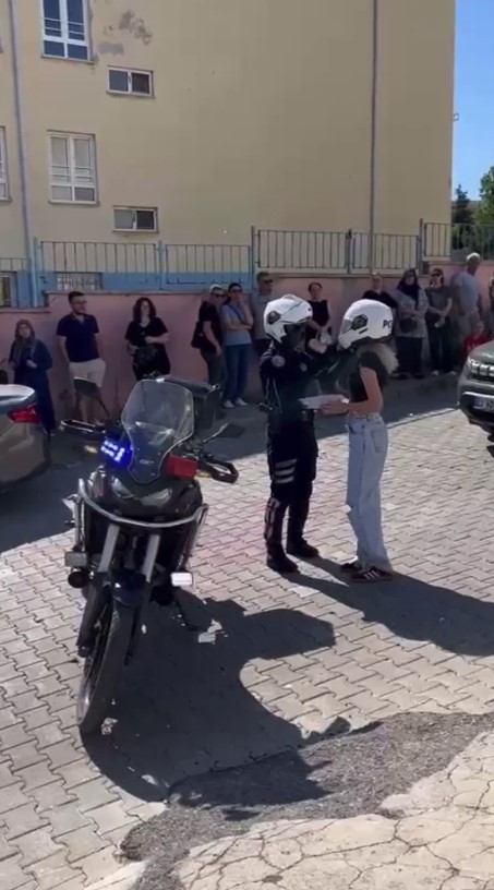 Keşan’da motosikletli polis timleri sınava geç kalan öğrencilerin imdadına yetişti