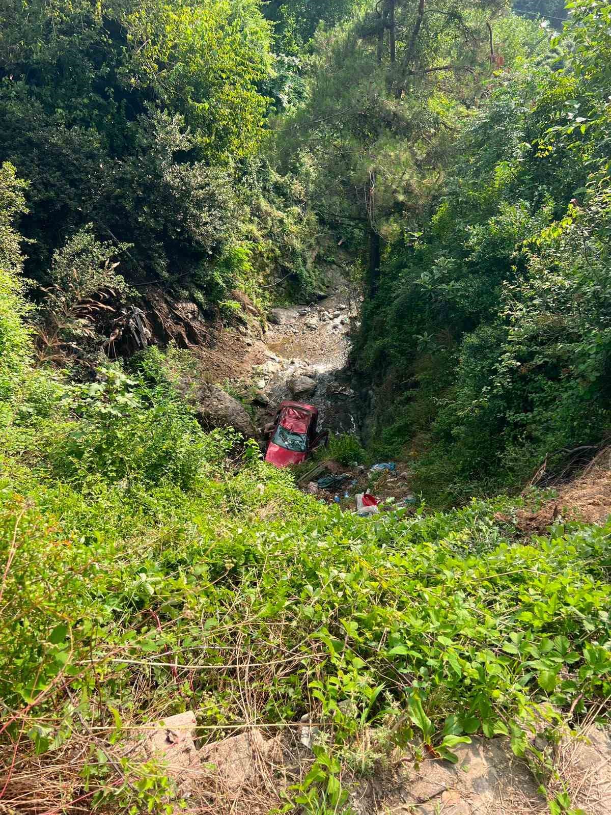 Payas’ta uçurumdan yuvarlanan otomobilin sürücüsü yuvarlandı