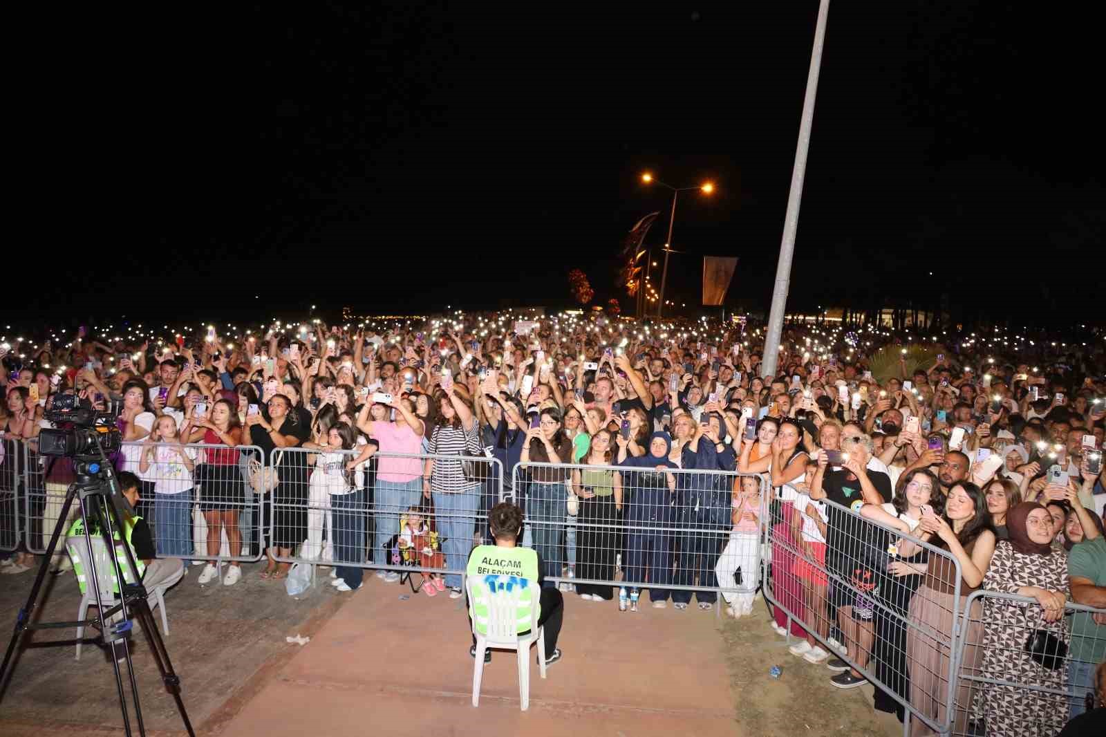 Alaçam Geyikkoşan’da Rafet El Roman rüzgarı