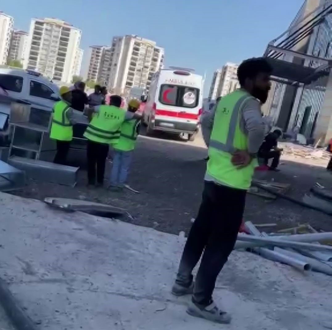 Alacağını tahsil edemeyince inşaatın çatısına çıktı