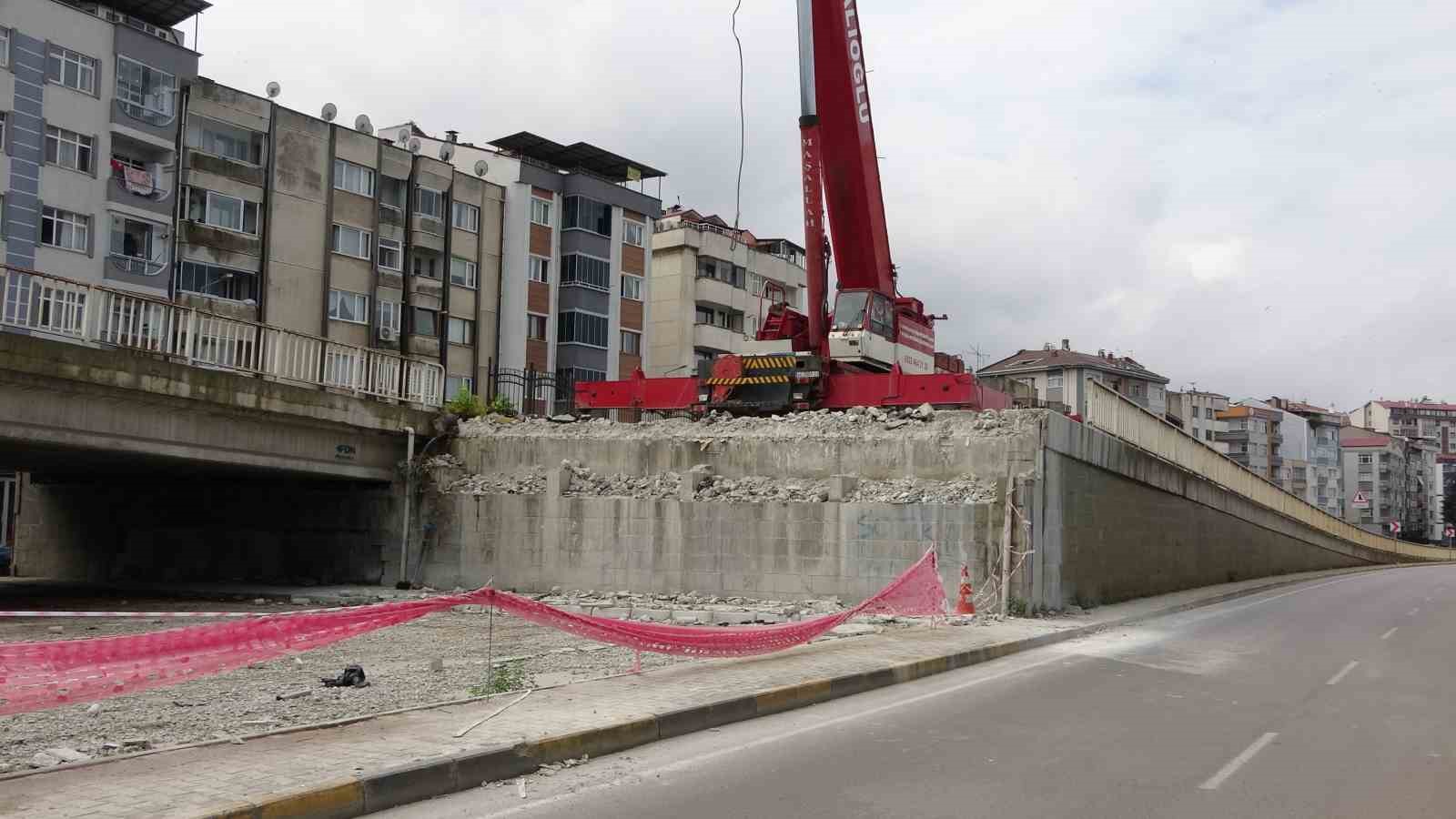 Yıkımı s&uuml;ren Reşadiye Viyad&uuml;ğ&uuml;&rsquo;nde ilk beton blok s&ouml;k&uuml;lerek alındı