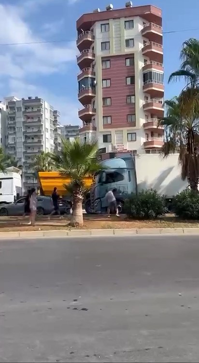 Kaza sonrası korku dolu anlar: Tır şoförü, camını kıran sürücünün aracına çarpıp kaçtı