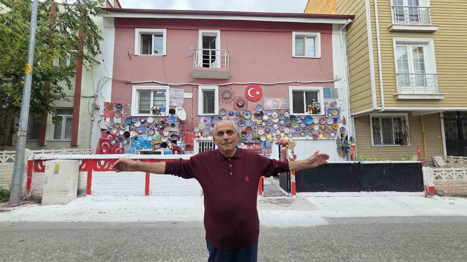 Evinin dış cephesini Kütahya’ya özgü çini tabaklarla kapladı