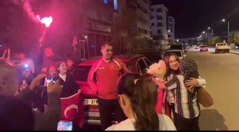 Dünya ikincisi Hilal Bayhan’a coşkulu karşılama