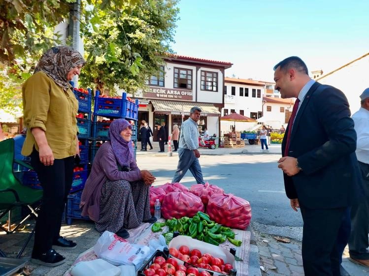 Kaymakam Titiz, meyve ve sebze tezg&acirc;hlarını inceledi