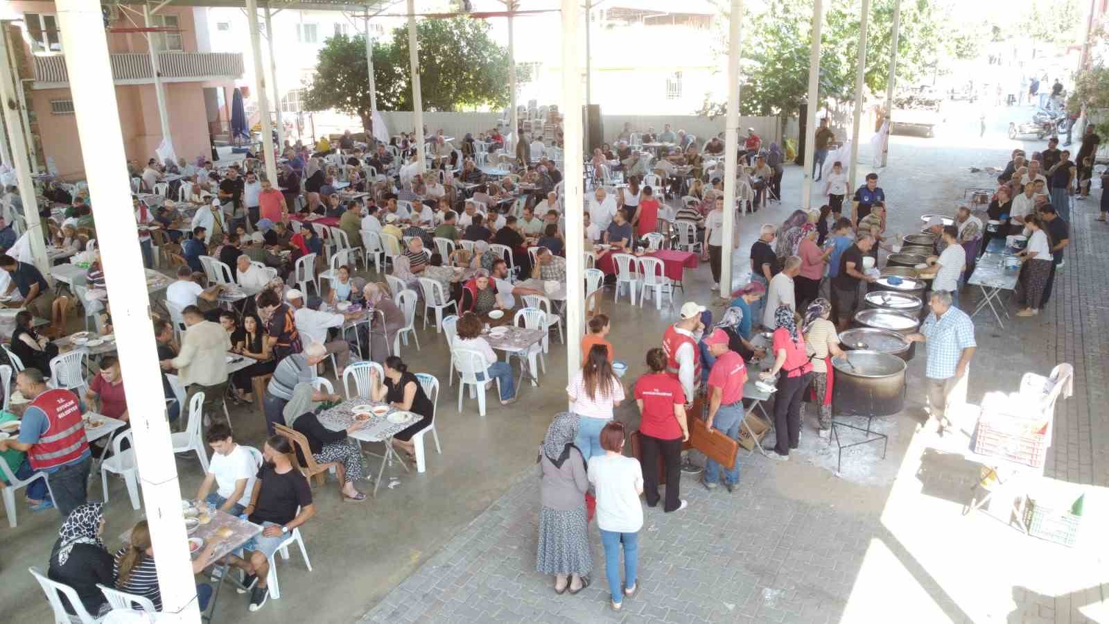 Horsunlu&rsquo;da kurtuluş g&uuml;n&uuml;ne &ouml;zel 15 kazan keşkek dağıtıldı
