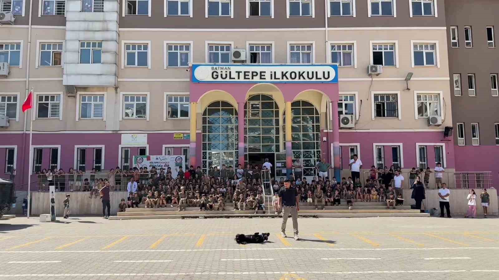 Batman&rsquo;da jandarmadan miniklere unutulmaz İlk&ouml;ğretim Haftası s&uuml;rprizi
