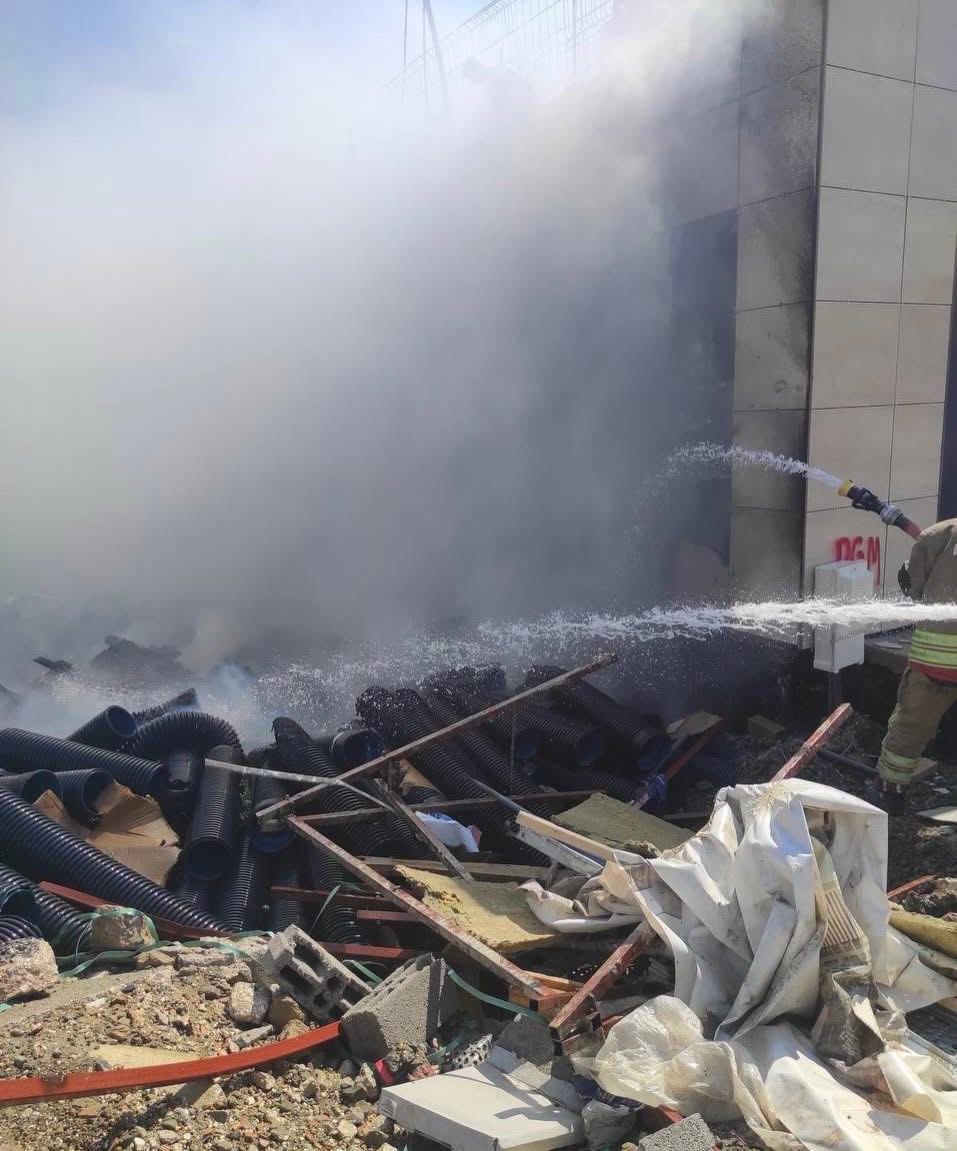 Antakya&rsquo;da inşaat malzemeleri ve kul&uuml;be alevlere teslim oldu
