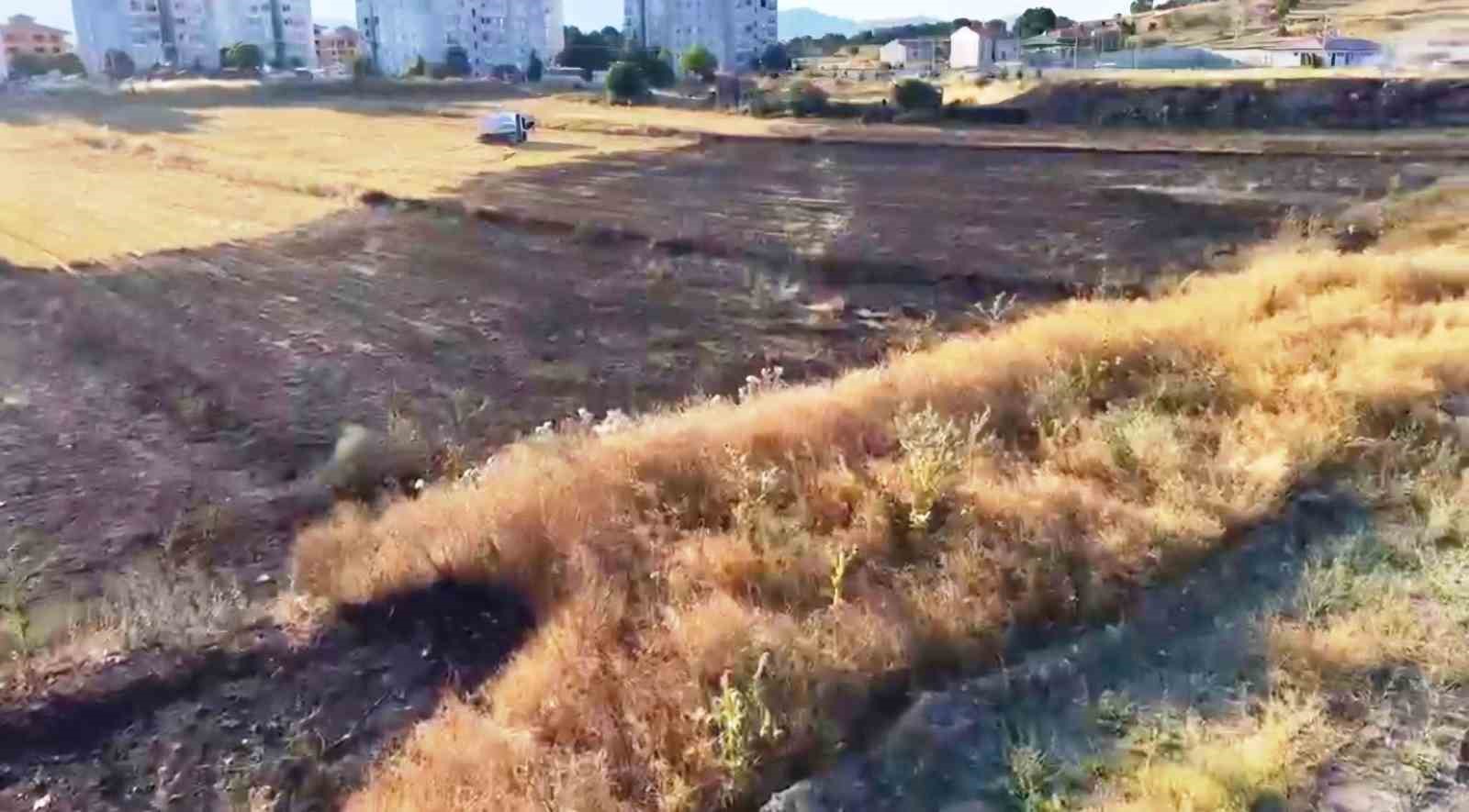 Emet’te arazi yangını korkuttu: Bir itfaiye eri dumandan etkilendi