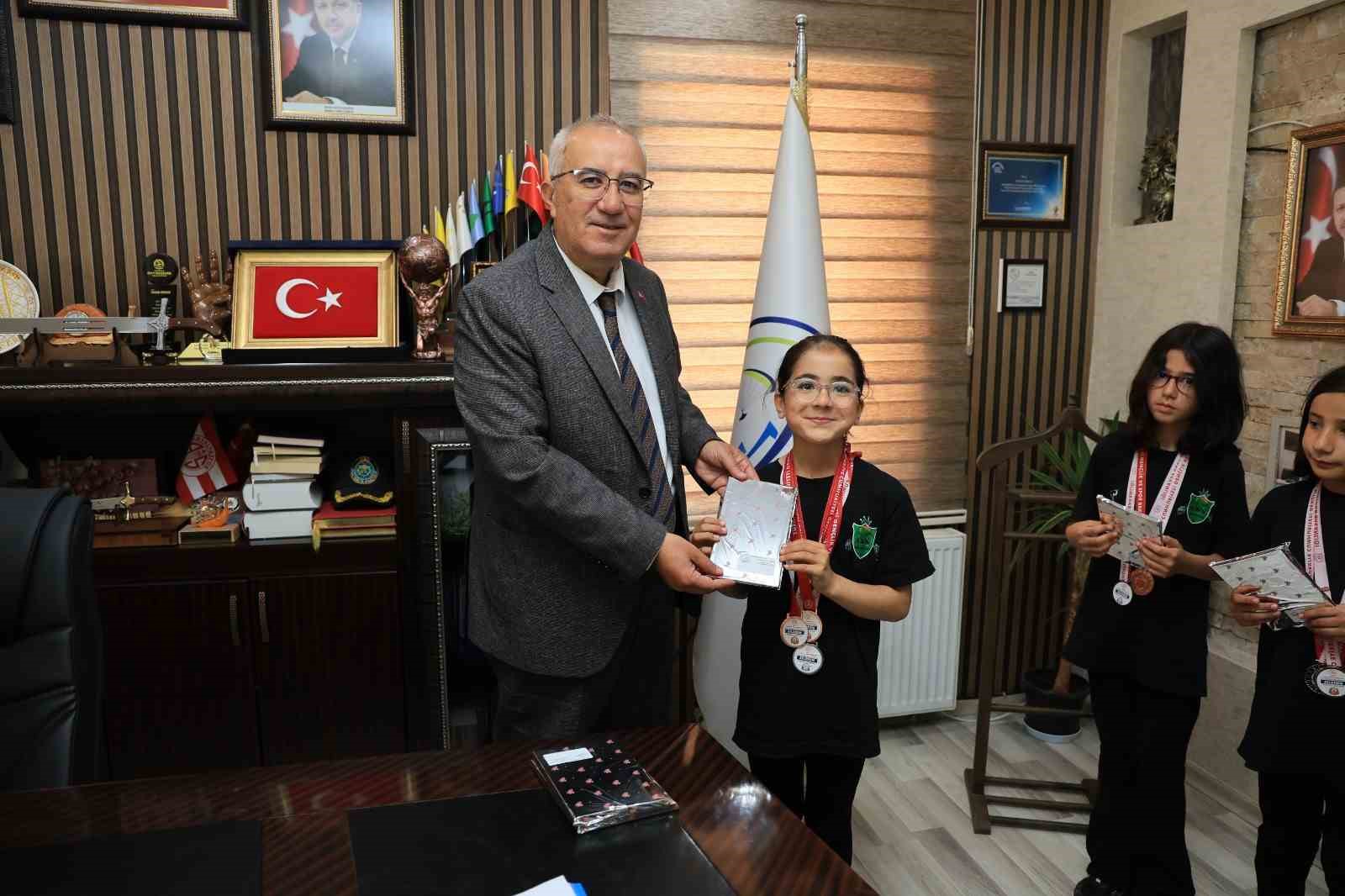 Çamelili minik atletlerden büyük başarı