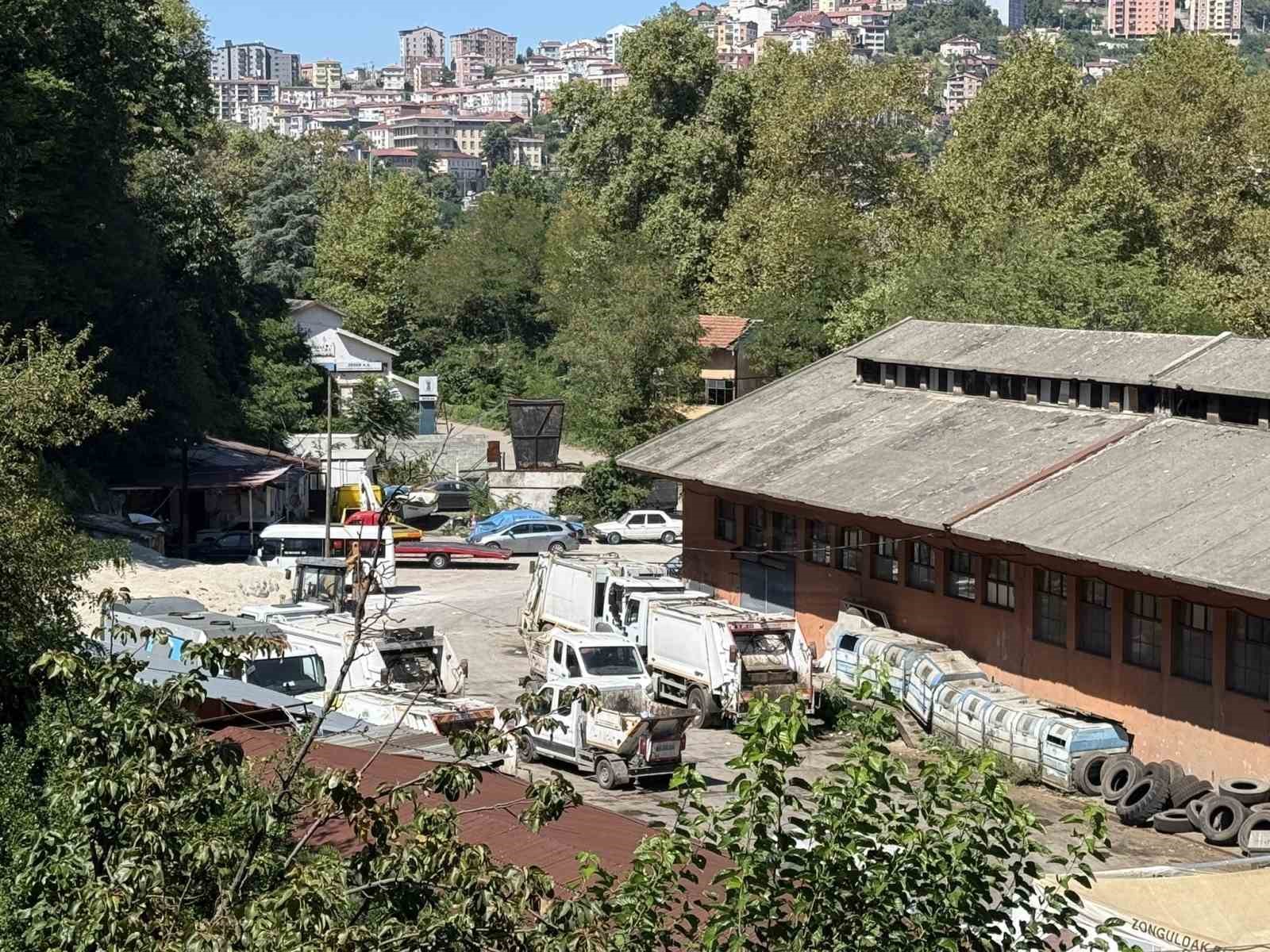 Zonguldak Belediyesi&rsquo;nin &ccedil;&ouml;p şantiyesi mahalleliyi &ccedil;ileden &ccedil;ıkarttı