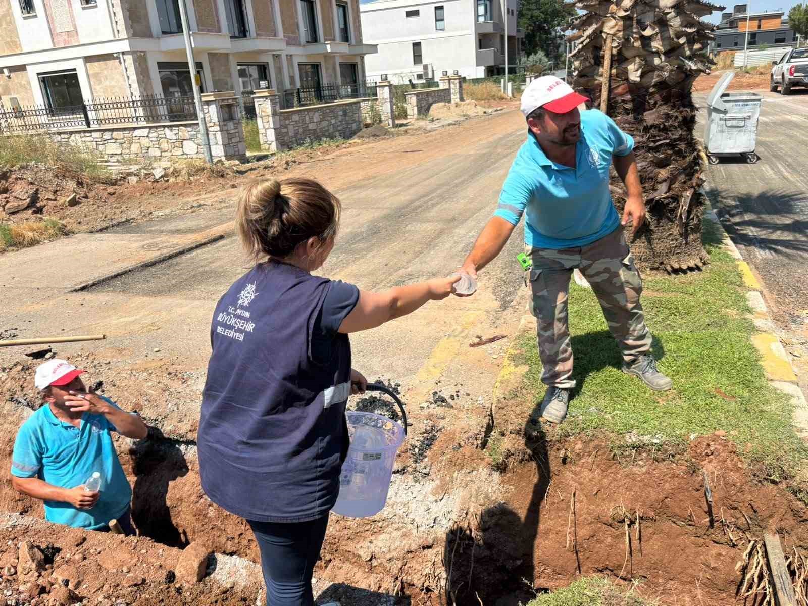 Aydın Büyükşehir ve ASKİ personellerine sıcak havada su desteği