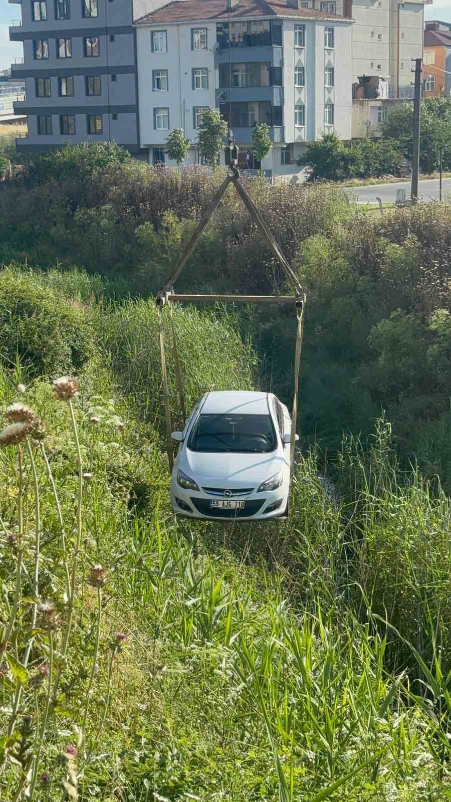 Yokuşta kayan otomobil dereye uçtu