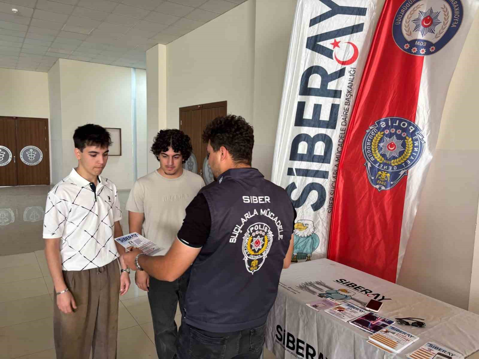 Üniversite öğrencilerine güvenlik ve siber farkındalık eğitimi