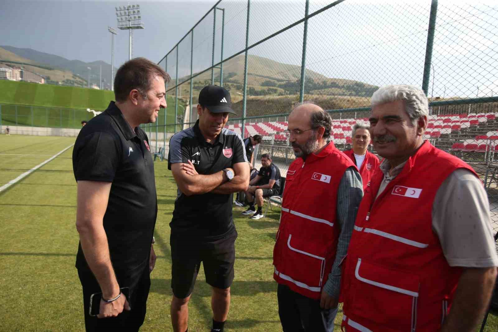 Kızılay’dan Palandöken’de kamp yapan takımlara tatlı jesti