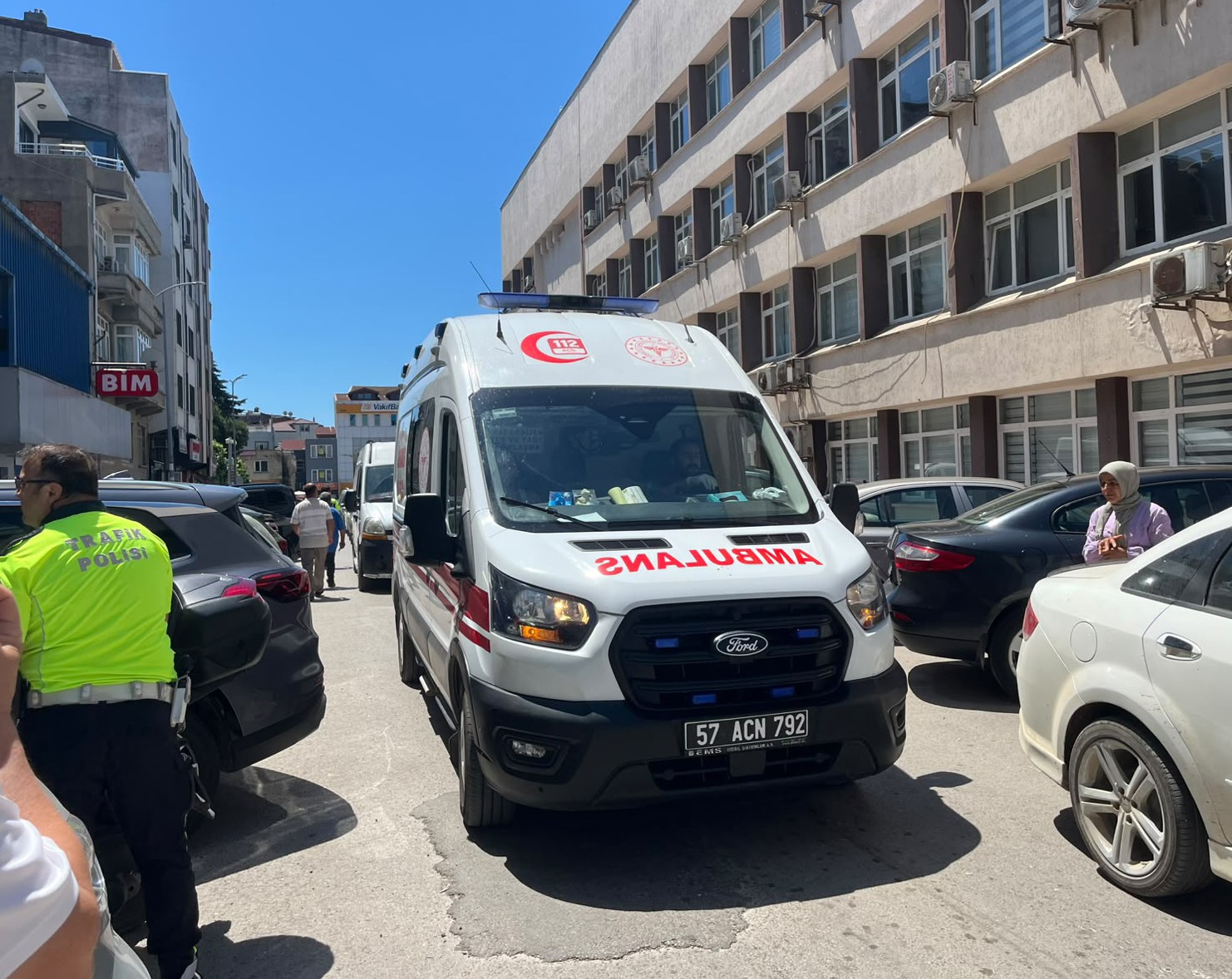 Sinop’ta otomobil kapısına çarpan motosikletli yaralandı