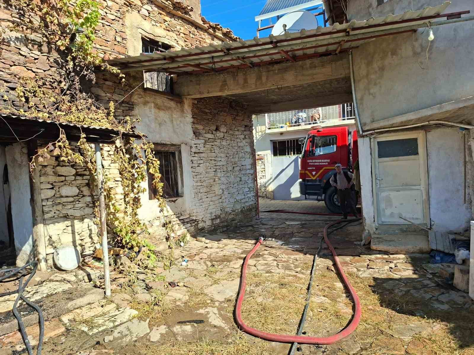 Salihli’de tarihi köyde korkutan ev yangını