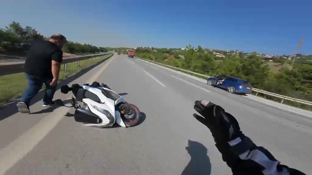Mikserden düşen malzeme motosiklet sürücüsünü ölümle burun buruna getirdi