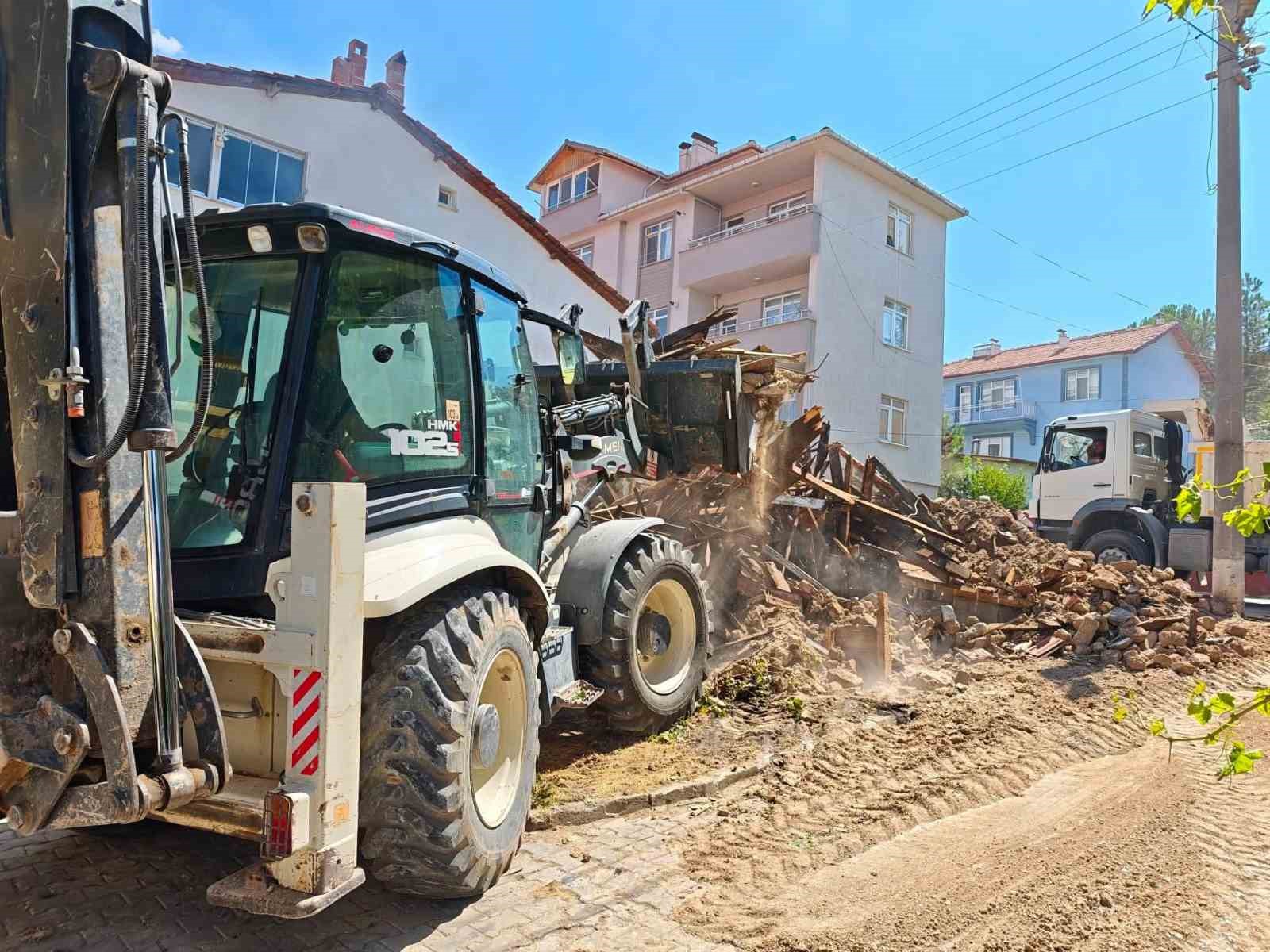 Hisarcık’ta riskli metruk bina kontrollü şekilde yıkıldı