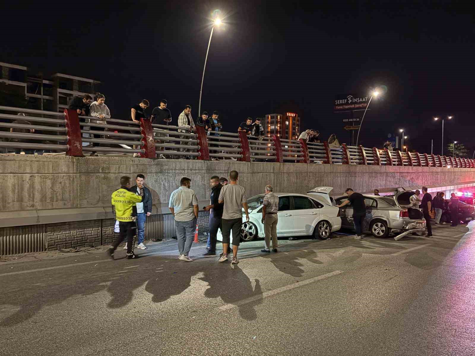Kayseri&rsquo;de 3 otomobilin karıştığı kazada 2 s&uuml;r&uuml;c&uuml; yaralandı