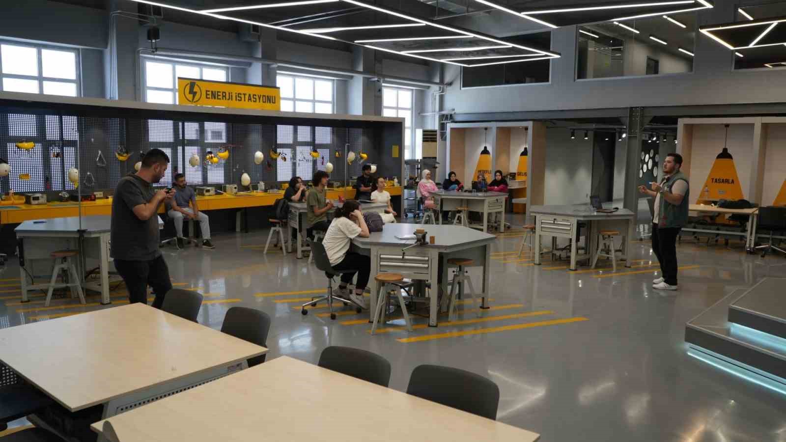 KBÜ’de lise öğrencileri dijital üretim ve yapay zeka eğitimi alıyor