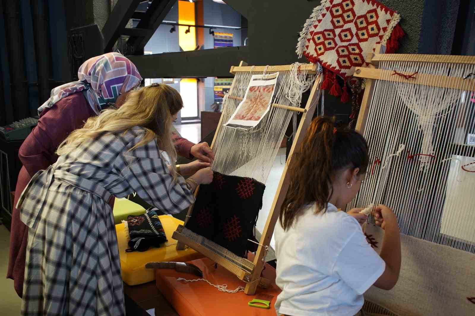 Modern yaşamın stresine geleneksel terapi: Çarpana ve kilim dokuma