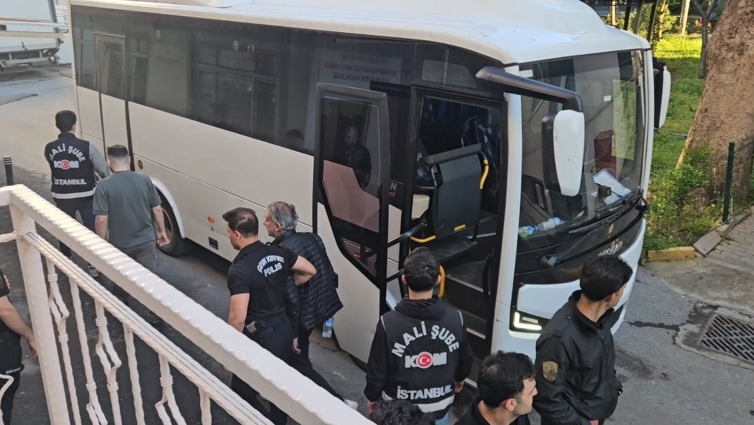 İBB’ye yönelik son dalga operasyonunda gözaltına alınan 12 kişi sağlık kontrolünden geçirildi