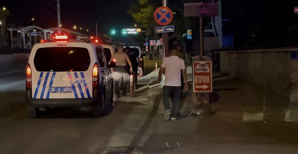 Bursa’da alkollü şahsın "Futbolcu" performansı: Kimse dokunmadı, kendini yere bıraktı