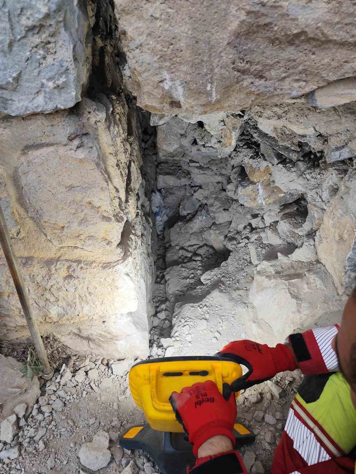 Konya’da duvar arasında kalan kediye itfaiyeden 9 saatlik kurtarma operasyonu